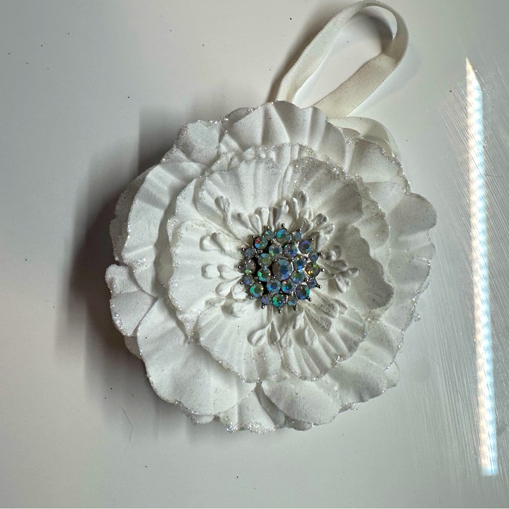 TIEKS White Flower NWOT